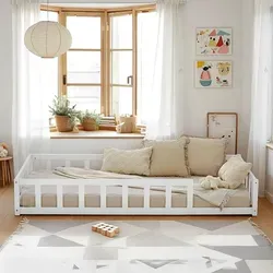 Homestyle4u Kinderbett 90x200 Weiß Natur - Bodenbett im Montessori-Stil für Kleinkinder, inklusive Lattenrost und Matratze sowie einem praktischen Rausfallschutz für sicheres Schlafen.