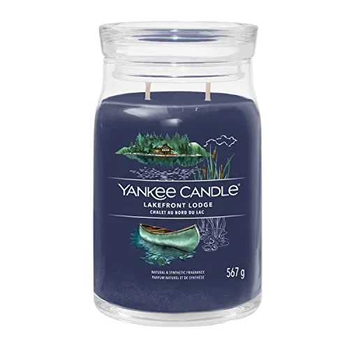 Yankee Candle Lakefront Lodge Duftkerze 567 g - Duftkerze in der Kategorie Duftkerzen, bringt die frische, beruhigende Atmosphäre eines kühlen Sees und immergrüner Wälder in Ihr Zuhause.