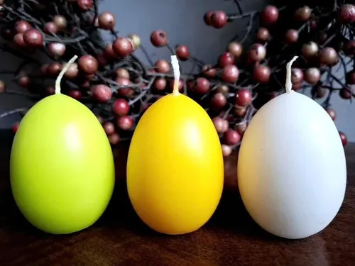 meytrade Osterkranz Eikerze Osterkerzen 3er Set weiß, grün, gelb Tischdeko Ostern, 3 Kerzen in Eiform mit langer Brenndauer - bis zu 7 Stunden