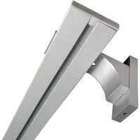 Bestlivings Vorhangschiene Aluminium 90 cm inkl. Wandträger Silber - Hochwertige Aluminium-Vorhangschiene für Schiebe- und Flächenvorhänge. Flexibel montierbar an Decke oder Wand, inkl. Gleiter und Endkappen. Zeitloses Design für eleganten Wohnstil.