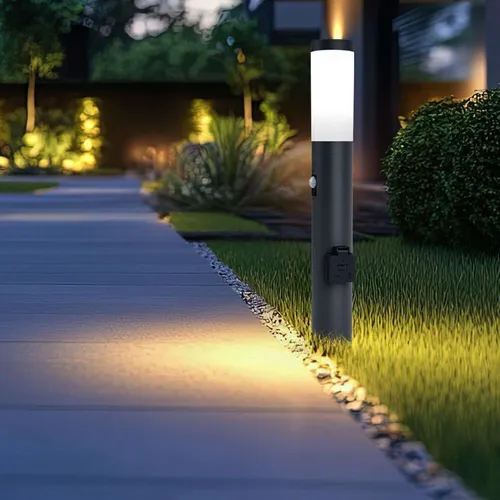 LED Stehleuchte mit Bewegungsmelder und 2 Steckdosen aus Edelstahl - Lampen für den Außenbereich mit IP44 Schutz, ideal für Gartenwege. Integrierte Steckdosen für Gartengeräte und energiesparendes LED-Leuchtmittel inklusive.