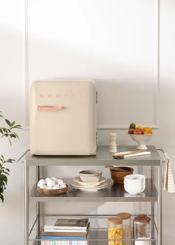 CREATE / RETRO FRIDGE 50 ROSE GOLD/Kühlschrank in Sand, Griff Rosa-Gold / 85W, Minibar, eine Regalfläche, Retro-Design, 50cm, zwei Ablagen, 48L Fassungsvermögen, energiesparend, 50x44x49,8cm