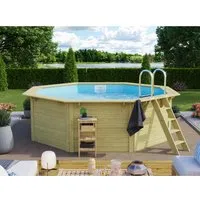 Karibu Pool Modell 1 Set mit Filteranlage und Skimmer - Hochwertiger Massivholzpool aus kesseldruckimprägnierten Blockbohlen, 111 cm Wassertiefe und 11,6 m³ Volumen. Inklusive robuster Poolfolie und Edelstahl-Einhängeleiter für einfache Handhabung und langlebigen Spaß im Garten.