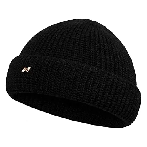 NYTTED® Kurze Fisherman Beanie für Herren & Damen - Made in Germany aus 100% Schurwolle - Hochwertige Wollmütze aus 100% Schurwolle, atmungsaktiv und warm. Ideal für den Winter und perfekt für jeden Kopf. Unisex Design mit abnehmbarem Logo-Pin für individuellen Stil!