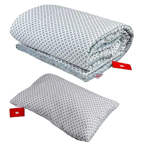Babylux Kuscheldecke 100 x 150 cm mit Kissen - Grau + Marokko - Die Babylux Kuscheldecke ist ideal für Babys und Kinder. Die doppelseitige Decke mit weichem Minky und bedruckter Baumwolle bietet Komfort und Wärme. Inklusive passendem Kissen für gemütliche Stunden.