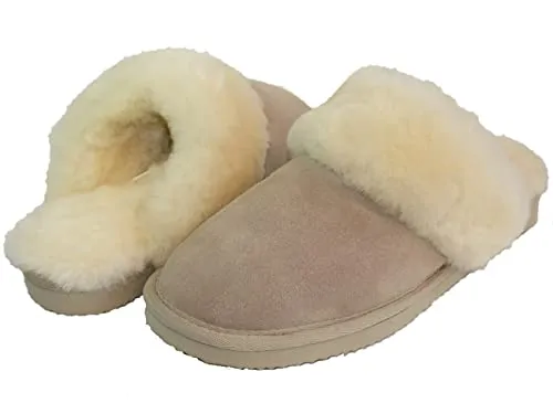 Lammfell Hausschuhe Damen - Kuschelige Slipper in Sand Beige - Damen-Hausschuhe aus hochwertigem, atmungsaktivem Lammfell mit bequemer Gummisohle für optimalen Halt. Ideal für kalte Tage, bieten sie ein angenehmes Tragegefühl und sind besonders weich zur Haut.
