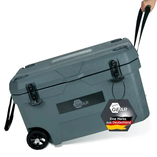 your GEAR Katmai Kühlbox 50L – Robuste Kühlbox mit 213h Kühlzeit - Hochwertige PU-Isolierung für bis zu 213 Stunden Kühlung. Ideal für Camping und Festivals. Mit stabiler HDPE-Außenhülle, praktischen Rollen und einem durchdachten Innenraum-Design. Perfekt für unterwegs und vielseitig einsetzbar.