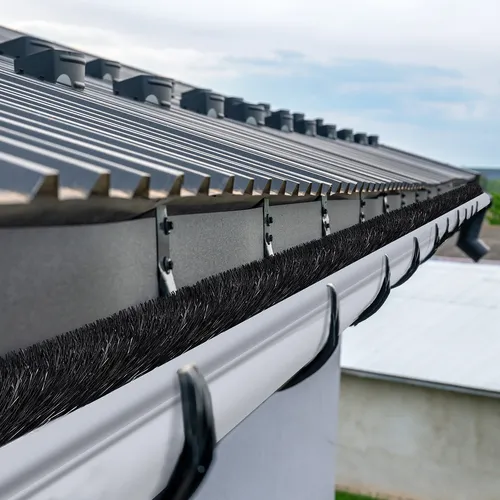 VEVOR Dachrinnenbürste 18,3m - Effektiver Laubschutz für 12,7cm Dachrinnen - Dachrinnenreiniger mit 18,3m Länge, entfernt mühelos Blätter und Schmutz, schützt vor Verstopfungen und Feuchtigkeitsschäden, einfach zu installieren und langlebig.