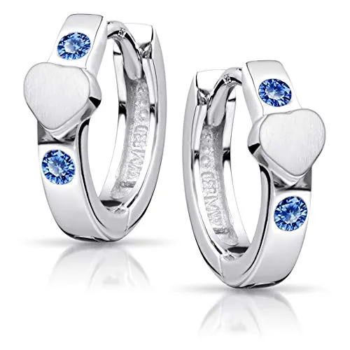 Materia Kinderohrringe Silber 925 - Herz Creolen für Mädchen mit Zirkonia - Ohrringe für Mädchen aus rhodiniertem 925 Sterling Silber, mit funkelnden Zirkonia. Klappverschlüsse für hohen Tragekomfort, ideal als Geschenk zu besonderen Anlässen.