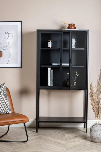 Misha Vitrinenschrank 2 Türen, 4 Ablagen - Kommode im modernen nordischen Design aus pulverbeschichtetem schwarzem Stahl, mit zwei Glastüren für optimalen Lichteinfall und vielseitigen Nutzungsmöglichkeiten.