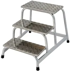 Euroline Alu-Montagetritt Nr. 335 1 x 3 - Leiter mit stabiler, verschweißter Aluminiumkonstruktion und rutschsicheren Fußkappen für sicheren Halt und optimale Einsatzmöglichkeiten.