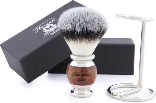 Haryali London Rasierpinselset mit Halter – 2-tlg. Synthetik Silver Tip - Hochwertiges Rasierpinselset mit robustem Halter für eine einfache Anwendung. Der Synthetikpinsel sorgt für eine optimale Schaumbildung und ein erstklassiges Rasierergebnis. Perfekt für anspruchsvolle Pflege.