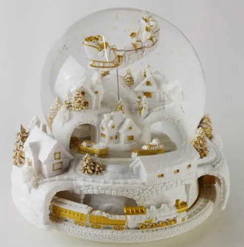 Musicboxworld MMM GmbH 64064 Spieluhr - Weiße Schneekugel mit Zug und fliegendem Santa - Spieluhr in 150 mm Größe, bezaubernde Schneekugel mit Autos und stimmungsvollem Licht, ideal für festliche Dekoration.