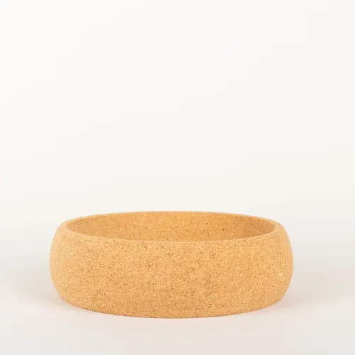 INNA-Glas Dekoschale RAUDEL aus Presskork, natur, 8,5cm, Ø29,5cm - Elegante Dekoschale aus hochwertigem Presskork, ideal für kreative Arrangements. Jedes Stück ist ein Unikat, perfekt für stilvolle Wohnakzente. Lieferung ohne Dekoration.