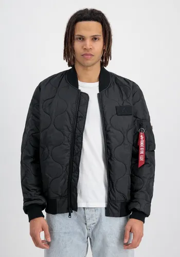 MA-1 ALS Bomber Jacket von Alpha Industries - Die MA-1 ALS Bomberjacke kombiniert klassischen Stil mit modernem Tragekomfort. Ideal für den Alltag, bietet sie praktische Eingrifftaschen und einen robusten Reißverschluss für vielseitige Einsatzmöglichkeiten.