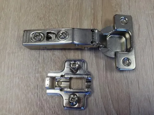 Scharnier Topfband 110° mit Dämpfer - Schrank- und Möbelscharniere mit sanftem Schließen dank integriertem Dämpfer, ideal für moderne Küchenmöbel.