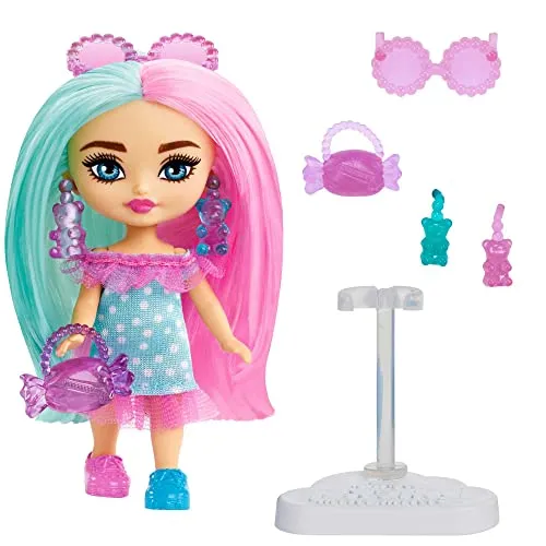 Barbie Extra Mini Minis - 8 cm große Puppe, zweifarbiges rosa- und minzfarbenes Haar, getupftes Rüschenkleid, 4 Zubehörteile, Puppenständer, HMD99