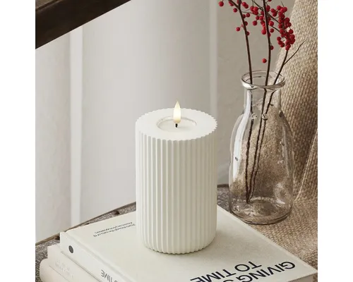 Deluxe Homeart LED-Kerze Echtwachs gerillt 8 cm Durchmesser in weiß von Deluxe Homeart
