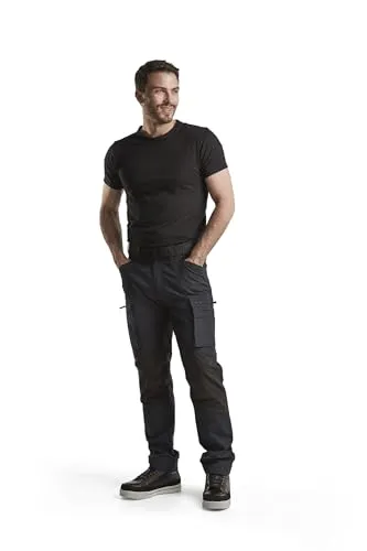 Blåkläder 14591845 Diensthose Stretch, Dunkles Marineblau / Schwarz, C62 - Hochwertige Diensthose aus leichtem, schnelltrocknendem Material. Ideal für drinnen und draußen mit Stretcheinsätzen für optimale Bewegungsfreiheit. Praktische Taschen für Werkzeuge und Handy machen sie zur perfekten Wahl für den Arbeitsalltag.