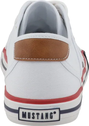 Mustang Damen Canvas Sneaker Weiß - Trendige und leichte Canvas Sneaker für Damen in Weiß, perfekt für Freizeitaktivitäten. Atmungsaktives Material und bequeme Weite sorgen für hohen Tragekomfort.