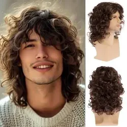 Perücke Männer kurz lockig für Anime Cosplay und Halloween - Kurze, lockige Perücke für Männer in Braun – ideal für Cosplay und Halloween. Die hochwertige, hitzebeständige Faser sorgt für ein natürliches Aussehen und angenehmen Tragekomfort dank atmungsaktivem Rosennetz. Perfekt für unvergessliche Auftritte!