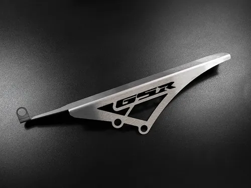 ZIEGER Kettenschutz für Suzuki GSR 600 BJ 2006-11 - Logo Silber - Kettenschutz für Suzuki GSR 600, langlebig und wetterfest. Einfache Montage ohne Verkleidungsänderungen, perfekte Passform und stilvolle Optik bieten optimalen Schutz.