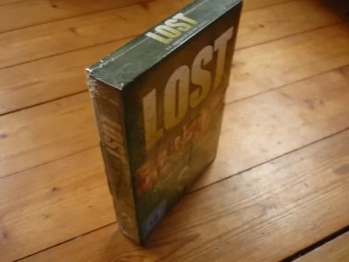 Lost - Staffel 3 [7 DVDs] OVP - DVD-Box der spannenden Mystery-Serie, inklusive aller Episoden der dritten Staffel für unvergessliche Unterhaltung.