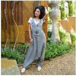 virblatt Jumpsuit Herren & Damen - Baumwoll Latzhose im Goa Style - Sommeroveralls aus 100% Baumwolle, leicht und bequem für entspannte Tage. Mit handgesticktem Mandala für einen einzigartigen Look und perfekten Komfort.