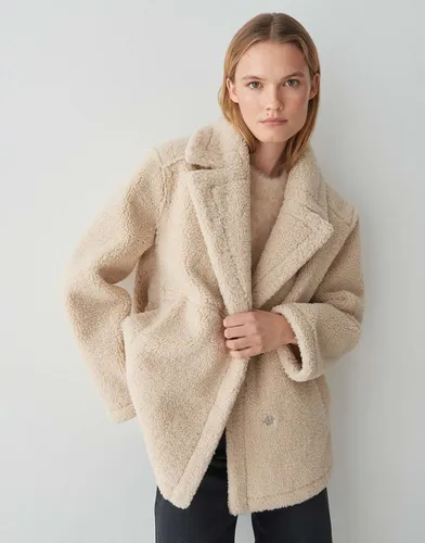 OPUS Damen Jacke HENOLA | Wendejacke in Lammfell Optik Macadamia, Größe 38 - Funktionsjacken mit hochwertiger Webware für einen lässigen und femininen Look. Die wendbare Jacke bietet vielseitige Kombinationsmöglichkeiten und ein angenehmes Tragegefühl.