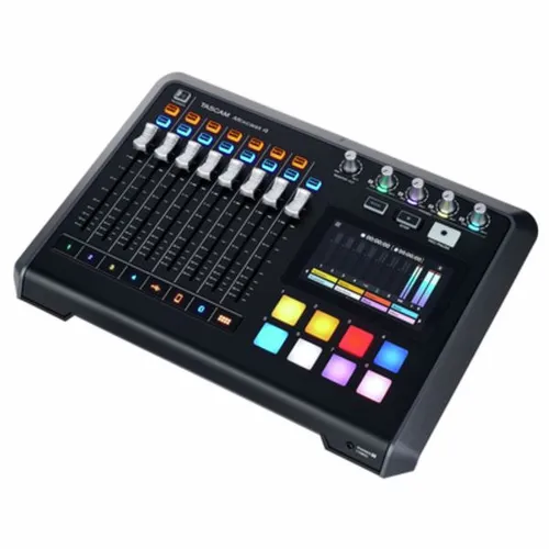Tascam MIXCAST 4 DJ-Tisch - Studio & Recording Mischpult mit USB-Anschluss, ideal für kreative Live-Performances und hochwertige Audioaufnahmen.