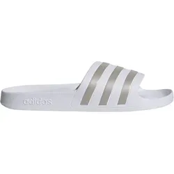adidas Adilette Aqua Badeschuhe mit Cloudfoam Fußbett - Stylische Badeschuhe für Männer, ideal für Pool und Dusche. Mit weichem Cloudfoam Fußbett und leichtem, schnell trocknendem Material bieten sie optimalen Tragekomfort und Unterstützung.