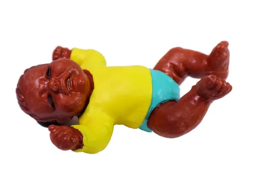 Bullyland® Microfigur Baby Junge dunkel liegend 5,5 cm Geburt Glücksbringer