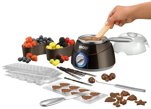 Unold 48967 Chocolatier Sparset - Schokobrunnen mit 12 Weihnachts-Gießformen, ideal für leckeres Schokoladenfondue und kreative Pralinenherstellung, 2 Heizstufen für perfekte Schmelztemperatur.