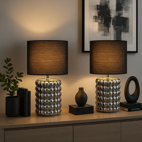 Elegante Tischlampe im 2er Set - Keramik & Textilschirm - Tischleuchten aus Keramik mit verchromtem Standfuß und schwarzem Textilschirm. Ideal für Wohnzimmer oder Nachttisch, individuelle Lichtgestaltung dank E14 Fassung.