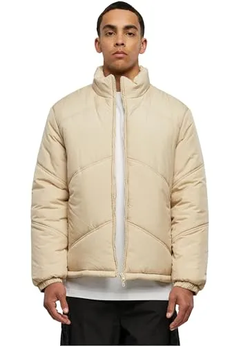 Urban Classics Herren TB6333-Arrow Puffer Jacket - Wetsand, S - Funktionsjacke mit paralleler, pfeilförmiger Quersteppung, Stehkragen und elastischen Ärmelbündchen für optimalen Tragekomfort. Ideal für kalte Tage mit praktischen Taschen und verstellbarem Saum.