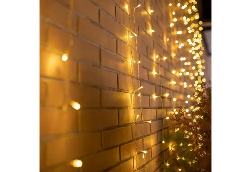 Licht-Erlebnisse Gartenleuchte RINKU - LED Lichtervorhang 6x3m - Dekorativer LED Lichtervorhang für Garten, Balkon und Terrasse. Mit warmweißem Licht schafft er stimmungsvolle Akzente und ein gemütliches Ambiente. Spritzwassergeschützt (IP44) für den Außenbereich, einfach zu montieren.