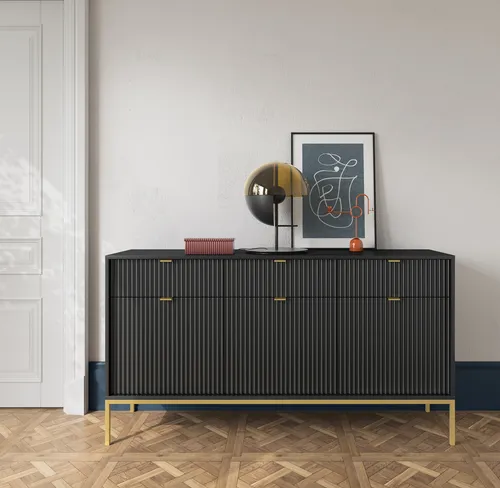 Sideboard 150 cm Visanna – Dreitürige Kommode mit Schubladen, geriffelten Fronten & goldenen Griffen (Schwarz + Gold)
