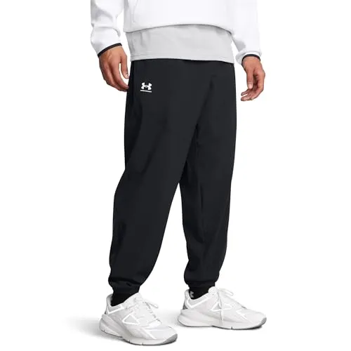 Under Armour Herren Trainingshose UA VIBE WOVEN JOGGER schwarz - Stylische Streetwear Trainingshose für Herren aus 80% recyceltem Polyester, mit elastischem Bund und praktischen Taschen für maximalen Komfort und Funktionalität.