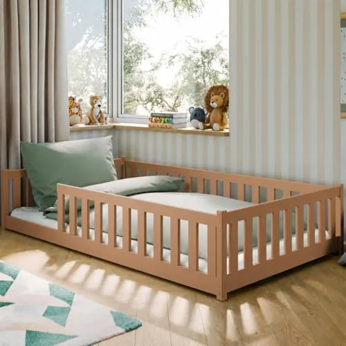 Kinderbett Bodenbett 120x200 cm mit Rausfallschutz und Matratze | Zimt - Braun - Stylisches Kinderbett für sicheren Schlaf und Selbstständigkeit. Mit abgerundeten Kanten und stabiler Kiefernholz-Konstruktion, ideal für Kinder, die aus dem Gitterbett gewachsen sind. Perfekt für Spiel und Entspannung!