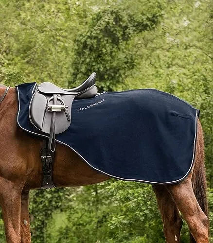 Waldhausen Modern Rosé Gymnastikmatte Blau Cob - Elegante Ausreitdecke aus hochwertigem Antipilling-Fleece, ideal für kalte Tage und Turniere. Mit roségoldener Kordel und perfektem Sattelausschnitt für besten Komfort und einen modischen Auftritt.