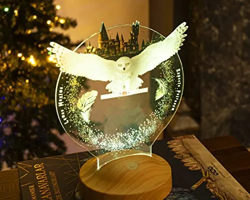 Geschenkelampe Hedwig Eule Nachtlicht – Personalisierbar - Tischlampe mit Fernbedienung und 16 Farben, perfekt als individuelles Geschenk für Filmfans. Kommt in Geschenkbox und ist ideal für Jungen, Mädchen und Erwachsene!
