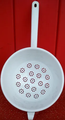 RIESS Premium Emaille Passiersieb 20cm - Hochwertiges Passiersieb aus Emaille, spülmaschinenfest und ideal für die Zubereitung von Speisen in der Küche.