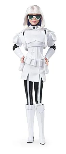 Barbie GLY29 Signature Star Wars Storm Trooper Puppe - Die Barbie GLY29 Storm Trooper Puppe bringt die Star Wars Galaxie zu dir! Ideal zum Kombinieren mit anderen Barbie Puppen und Accessoires für grenzenlosen Spielspaß. Ab 3 Jahren, von Mattel.