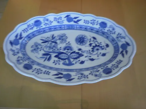 Hutschenreuther Kuchenteller 31 cm im Zwiebelmuster - Elegante Servierplatte aus Porzellan im klassischen Zwiebelmuster, perfekt für besondere Anlässe oder als stilvolles Geschenk.