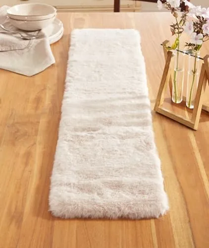 Tischläufer Kunstfell beige 20x90 cm - Tischläufer aus Kunstfell für stilvolle Dekoration, erhältlich in verschiedenen Farben und Größen, perfekt für jeden Anlass.