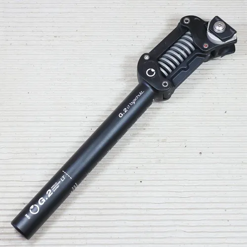 by.Schulz G.2 LT Federsattelstütze 31,6mm - Federsattelstütze für City- und Tourenfahrer, bietet 50mm Federweg und hohen Fahrkomfort. Ideal für Fahrergewichte von 60-85kg, langlebige Alukonstruktion und einfacher Sattelwechsel.