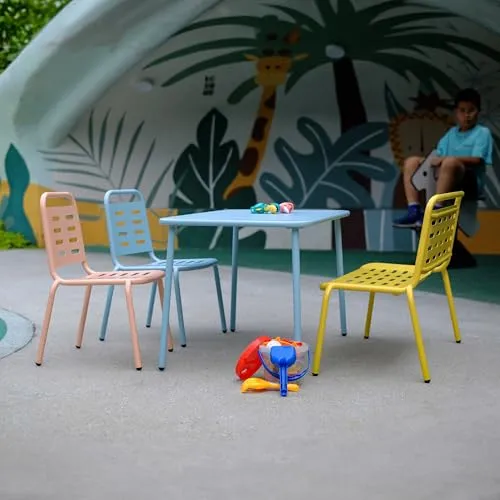 casa.pro Kindersitzgruppe Etroubles - Bunte Kindertischgruppe mit 2 Stühlen und 1 Sitzbank - Kinderzimmertisch & -stuhlsets: Stabil und vielseitig für drinnen und draußen, ideal für kreative Spielmomente! Wetterfestes Metall und abgerundete Kanten sorgen für Sicherheit und Langlebigkeit.
