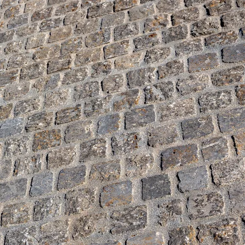 Muschelkalk Pflastersteine - 6x6x6cm, gespalten und gekollert - Naturstein Pflastersteine aus fränkischem Muschelkalk, rutschhemmend und ideal für individuelle Landschaftsgestaltung. Robust und langlebig, perfekt für Straßen, Einfahrten und Terrassen.