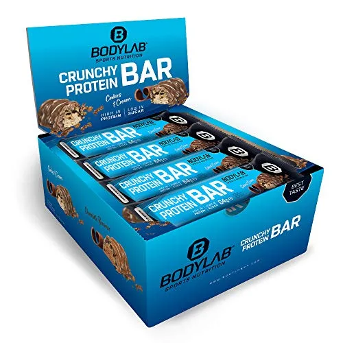 Bodylab24 Crunchy Protein Bar Cookies & Cream 12 x 64g - Proteinriegel mit 20g Eiweiß pro Riegel und nur 2,3g Zucker, ideal für den Muskelaufbau und als gesunder Snack für unterwegs.