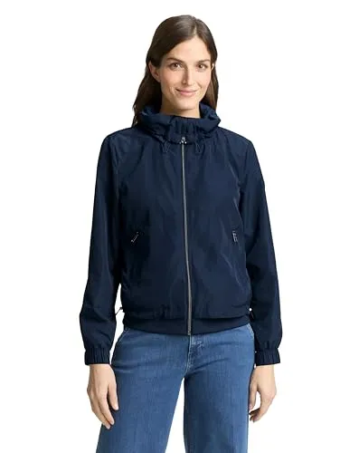 TOM TAILOR Sommerjacke mit Stehkragen - Leichte und stylische Sommerjacke mit Stehkragen und Kapuze. Ideal für die Übergangszeit, bietet sie praktische Eingriffstaschen und einen bequemen Regular Fit. Pflegeleicht und vielseitig kombinierbar.